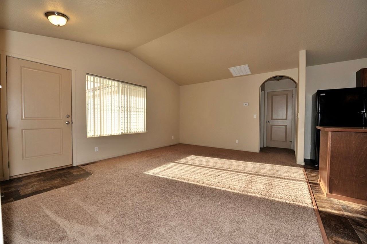 1288 N Pyroclast St - Photo 6 of 23