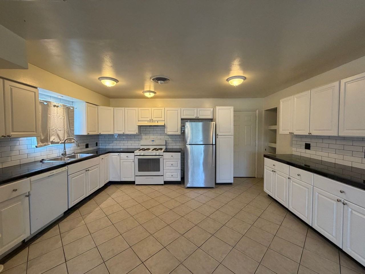 1011 Oleander Ave - Photo 3 of 12