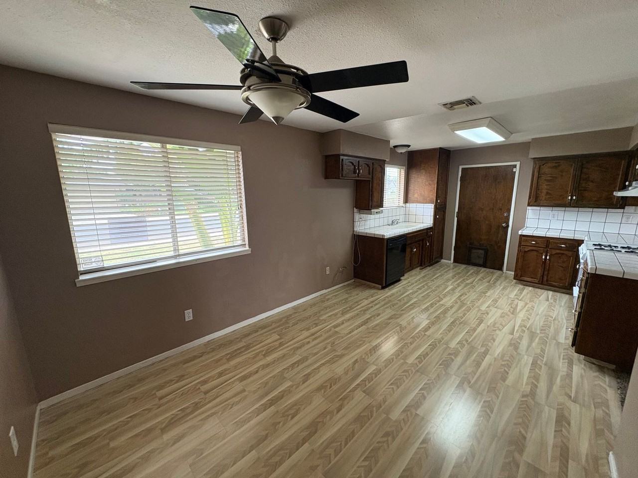 2232 E Paradise Ave - Photo 7 of 41