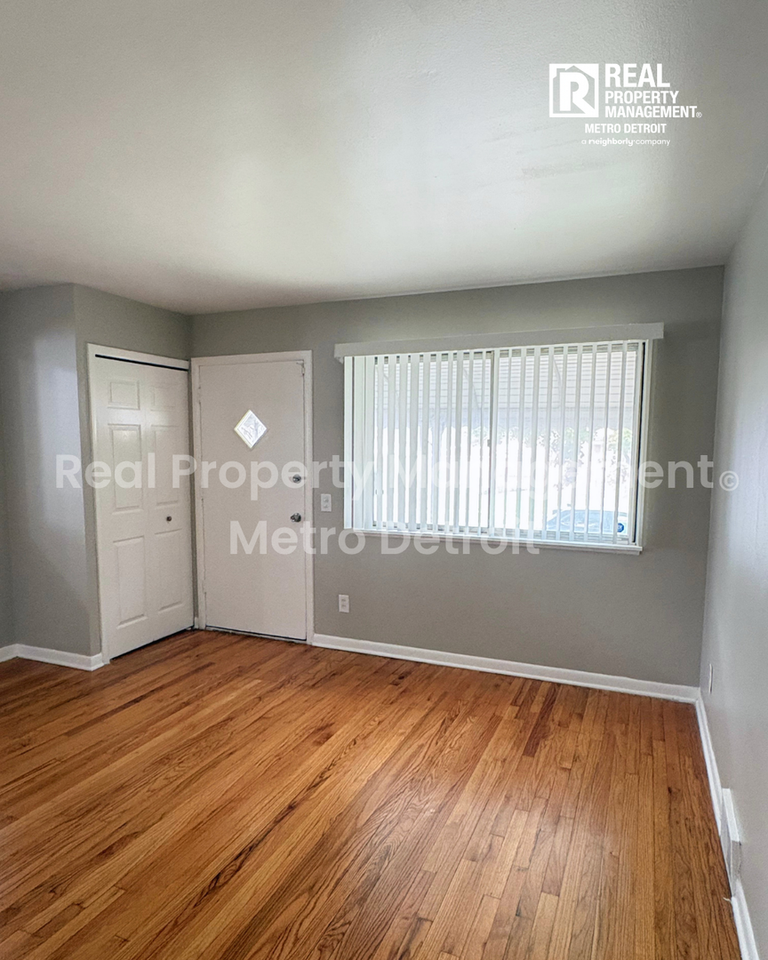 22706 Hillock Ave - Photo 2 of 13