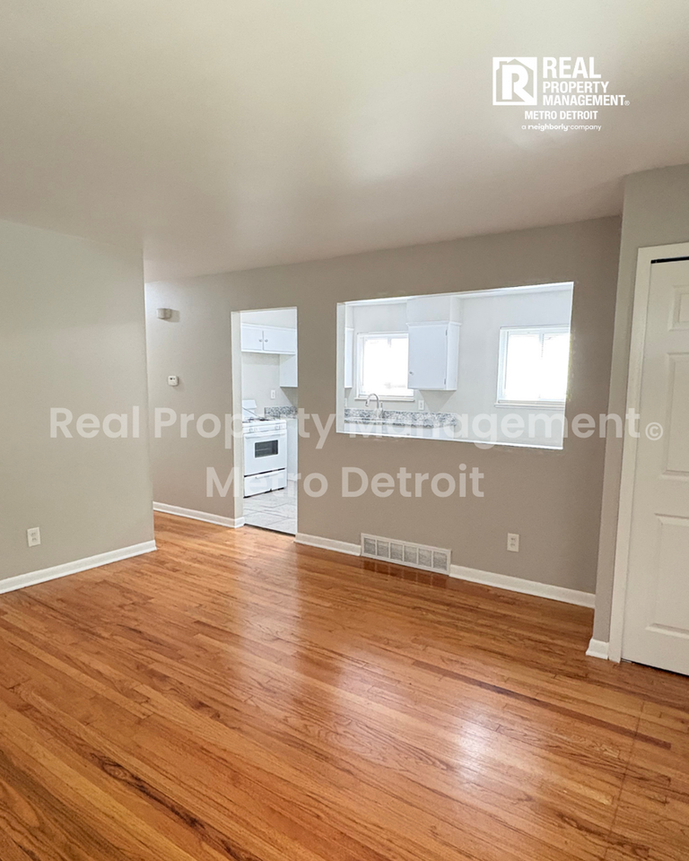 22706 Hillock Ave - Photo 3 of 13