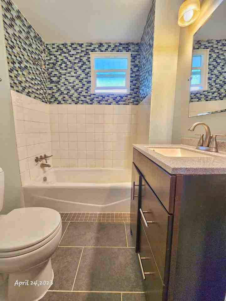 7517 Brooklyn Ave Ne - Photo 6 of 21
