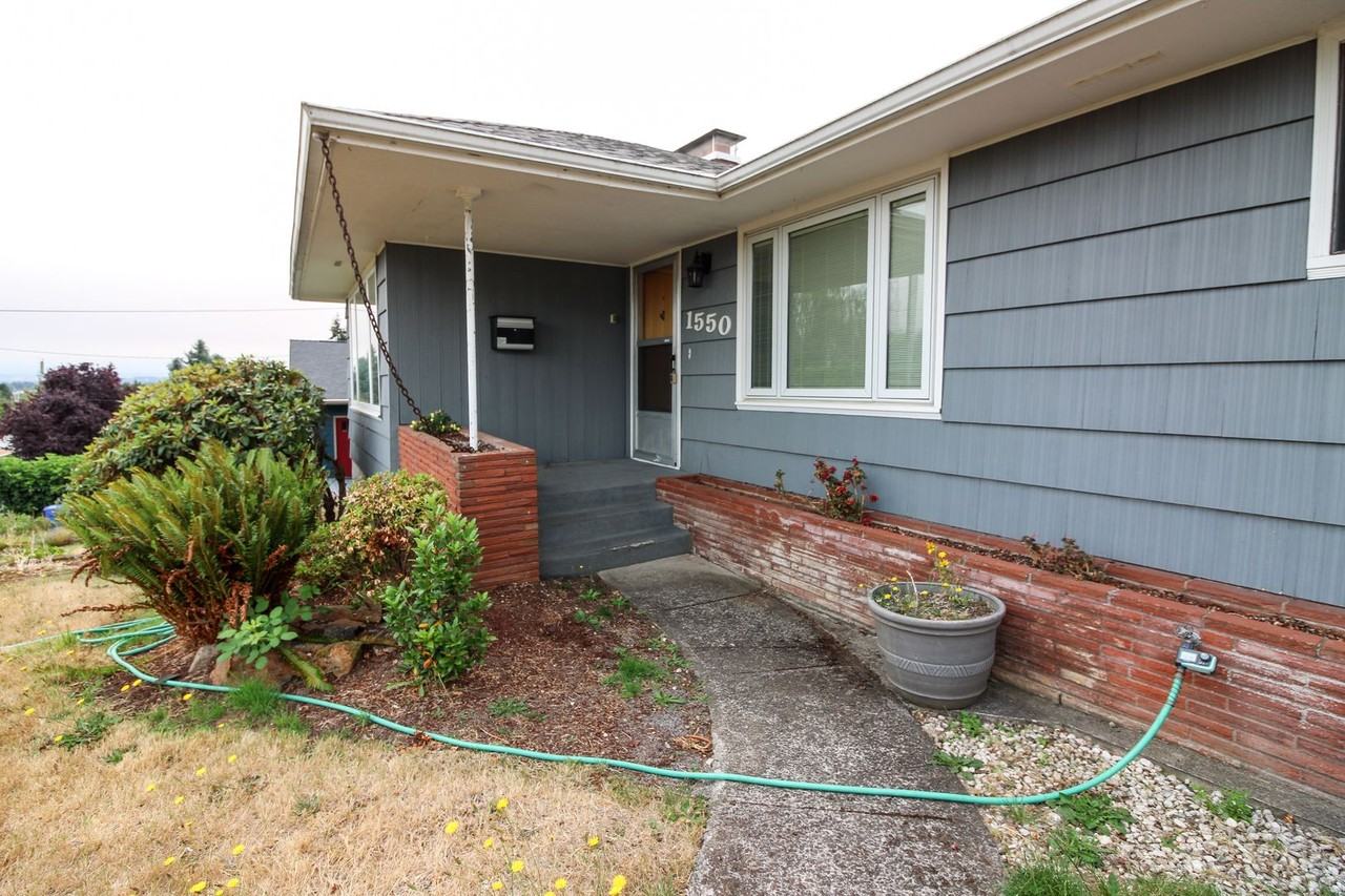 1550 Corina Dr Se - Photo 2 of 39