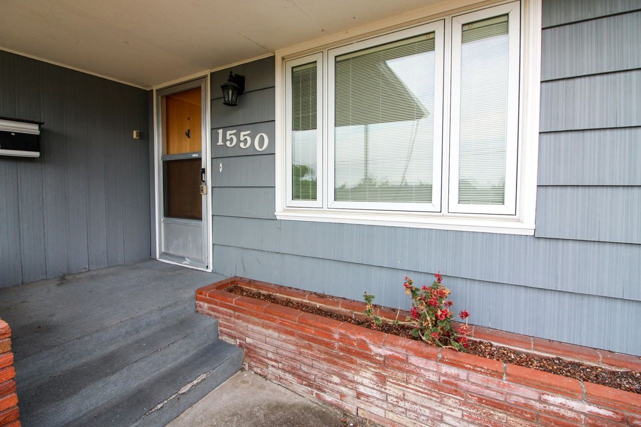 1550 Corina Dr Se - Photo 3 of 39
