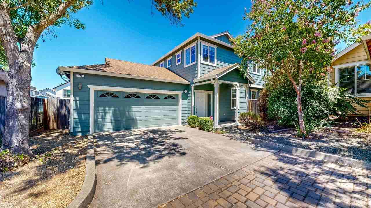 642 Acacia Ln - Photo 3 of 50