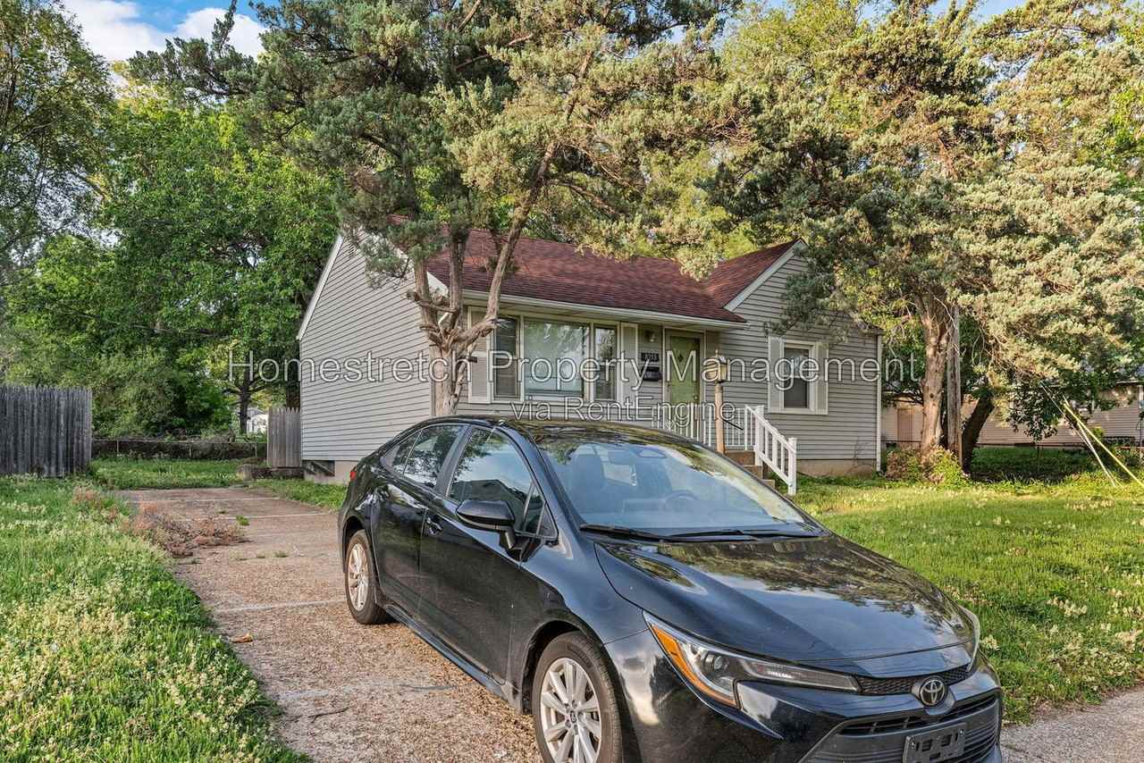 8253 Frost Ave - Photo 4 of 27