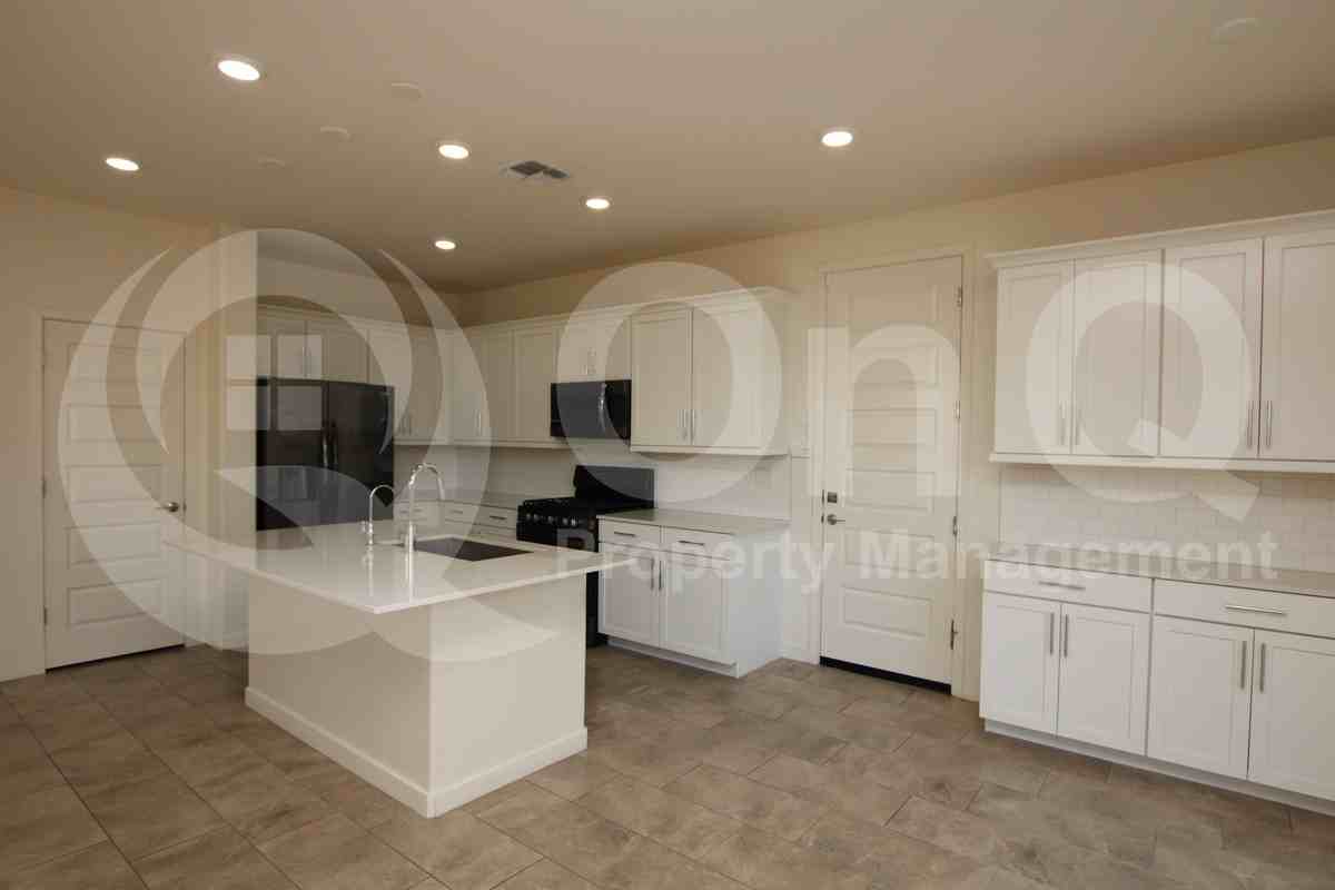943 E Danbury Dr - Photo 2 of 22