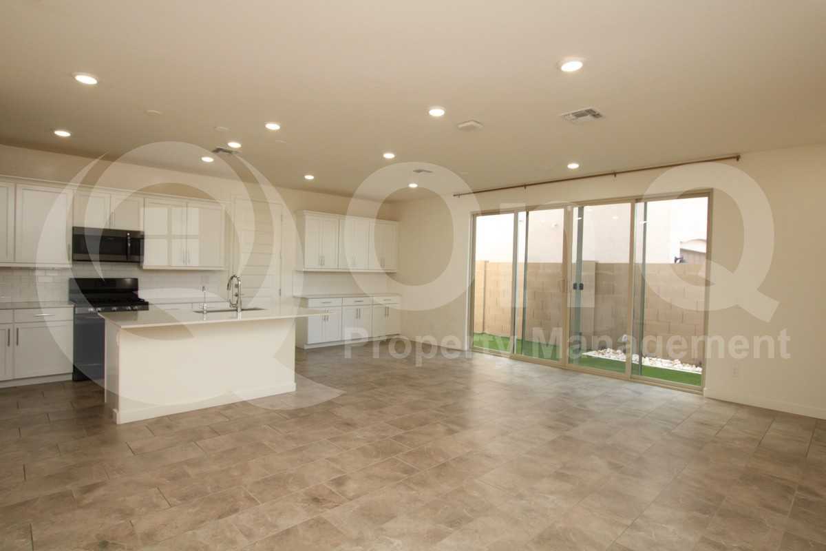 943 E Danbury Dr - Photo 3 of 22