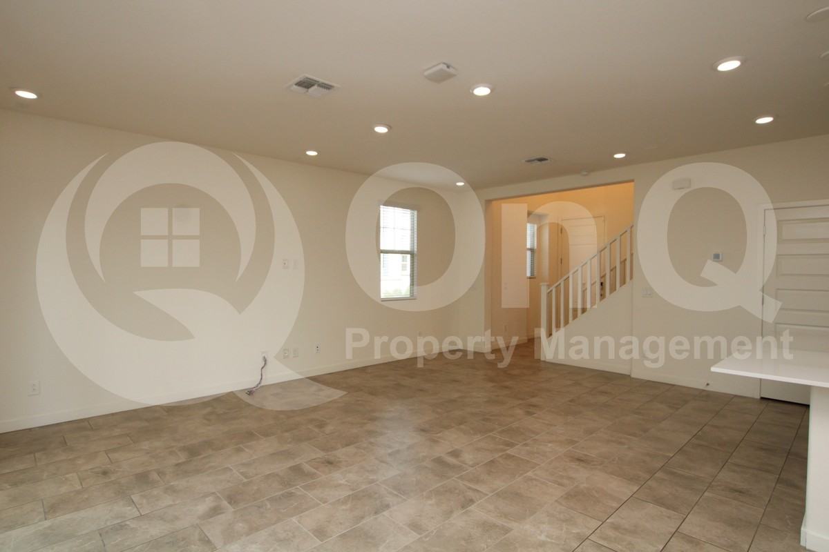 943 E Danbury Dr - Photo 4 of 22