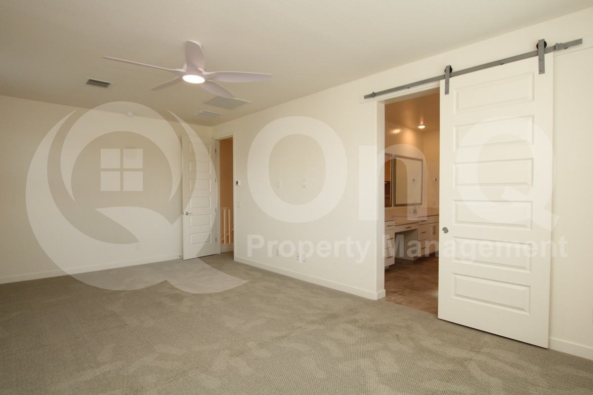 943 E Danbury Dr - Photo 5 of 22