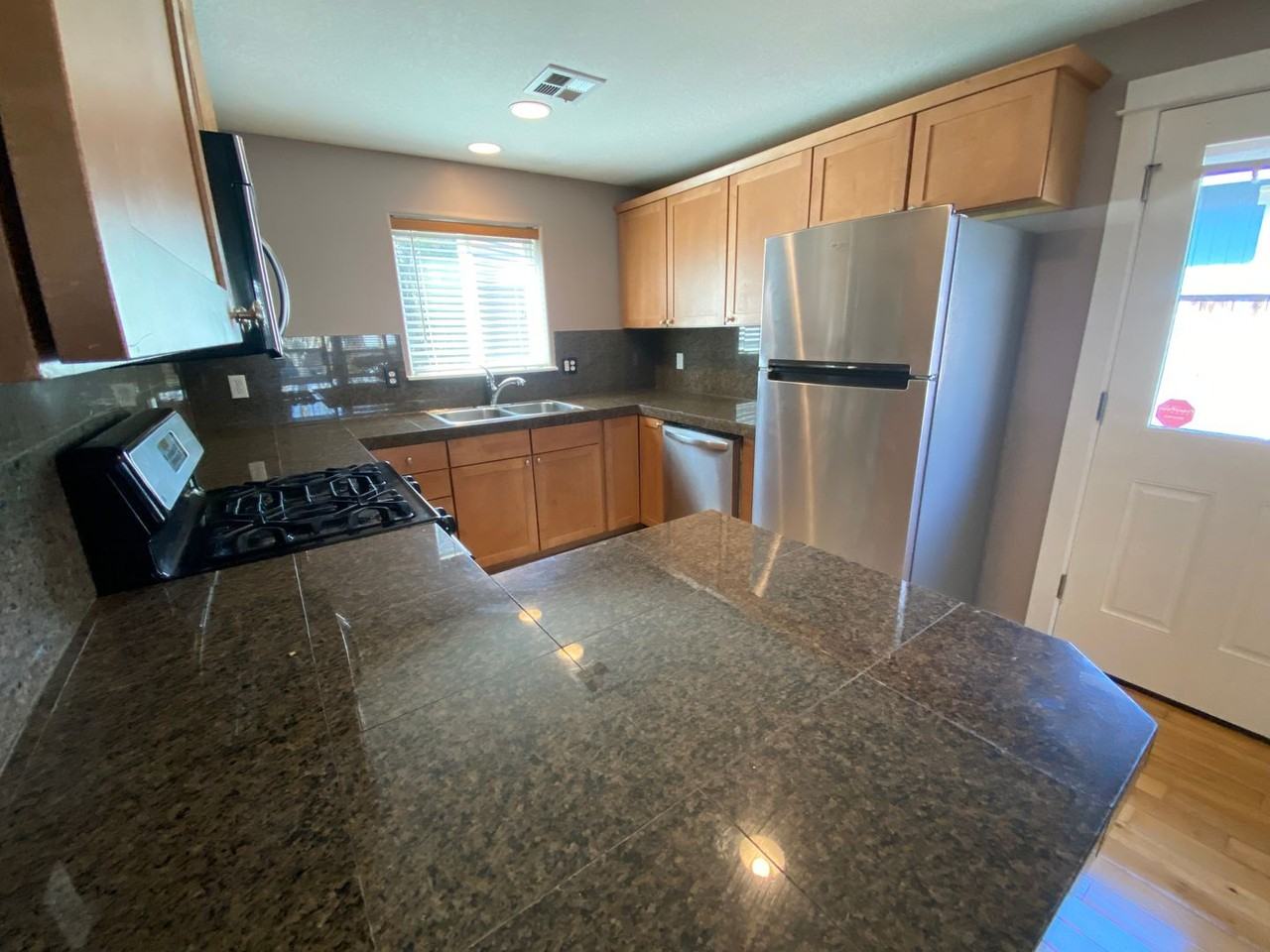 2413 Mountain Ter - Photo 3 of 18
