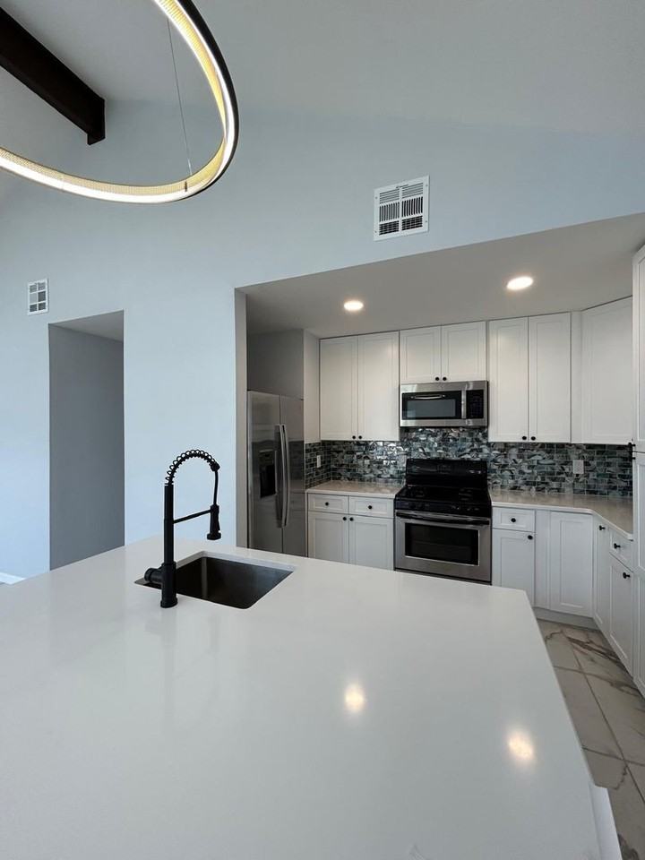 11803 Charing Cross Rd - Photo 3 of 19
