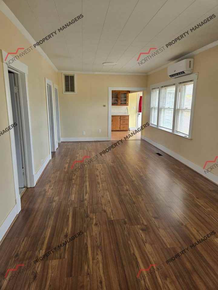 927 Marion St - Photo 4 of 17
