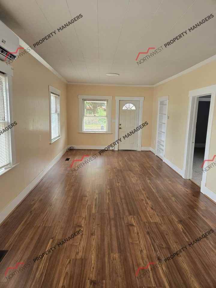 927 Marion St - Photo 5 of 17
