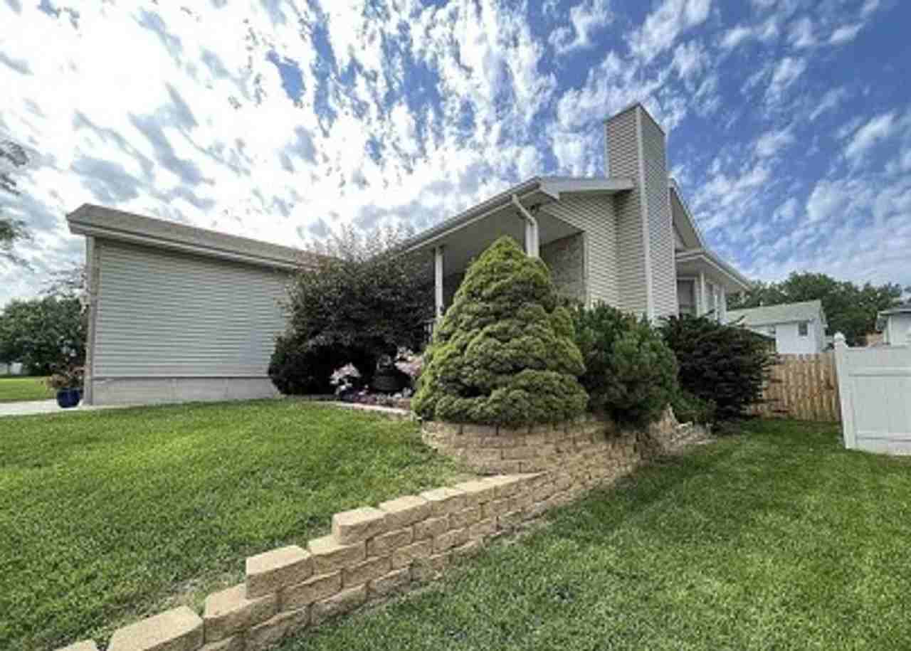 816 Mary Ct - Photo 3 of 30
