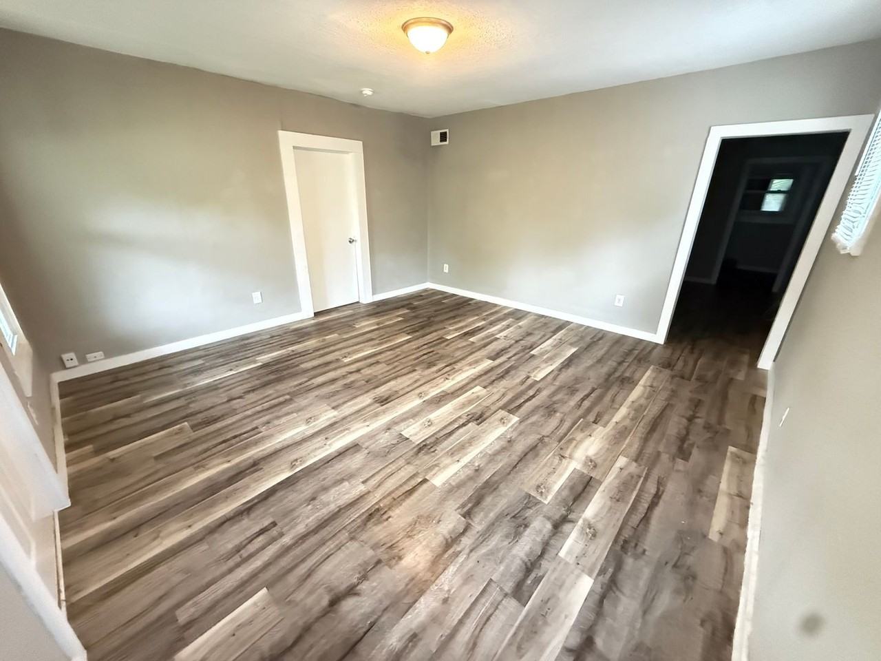 2137 N Delaware Ave - Photo 4 of 18