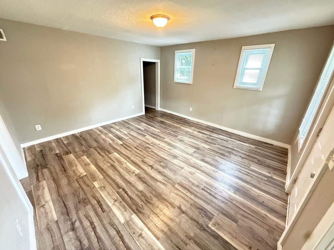 2137 N Delaware Ave - Photo 5 of 18