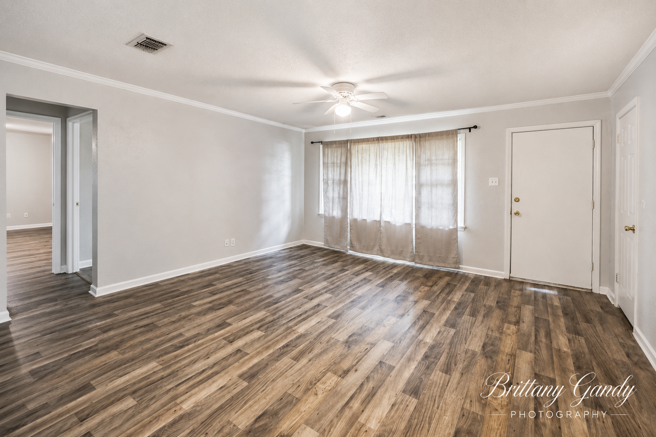 1504 Leslie St - Photo 5 of 11