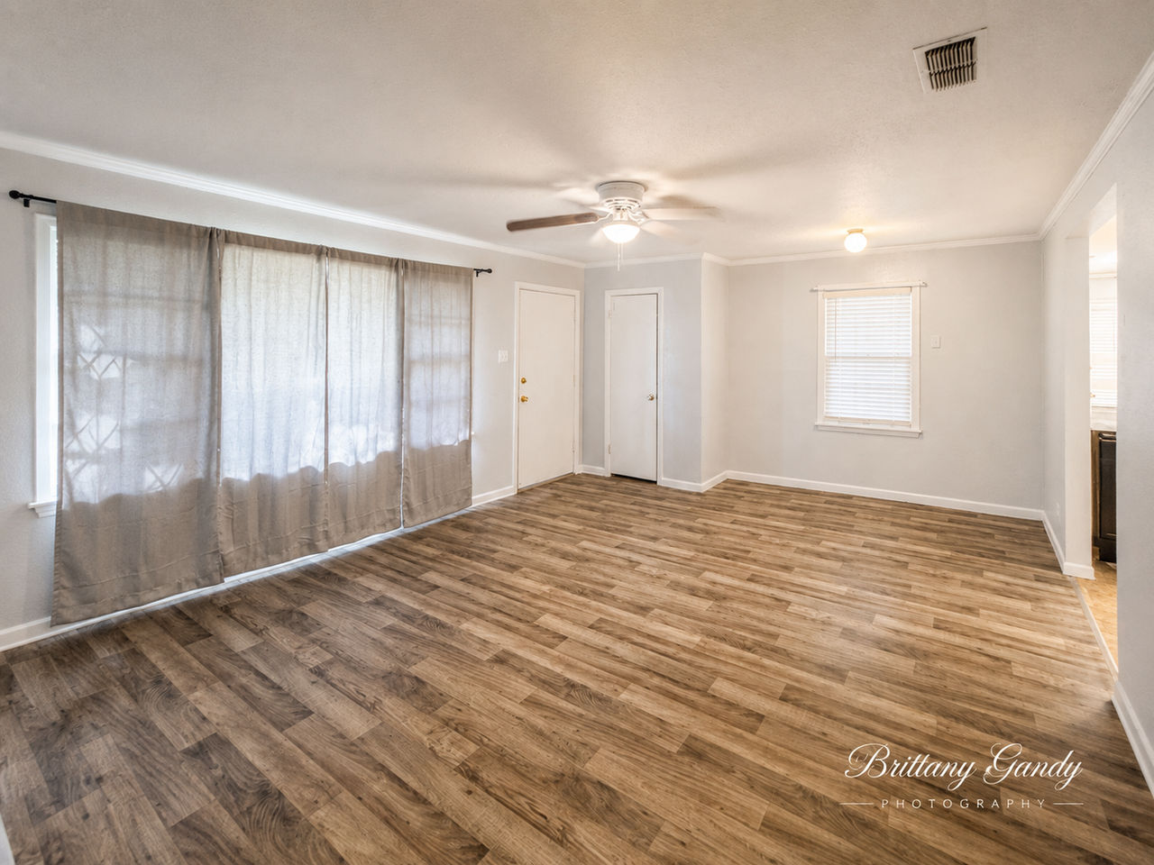 1504 Leslie St - Photo 6 of 11