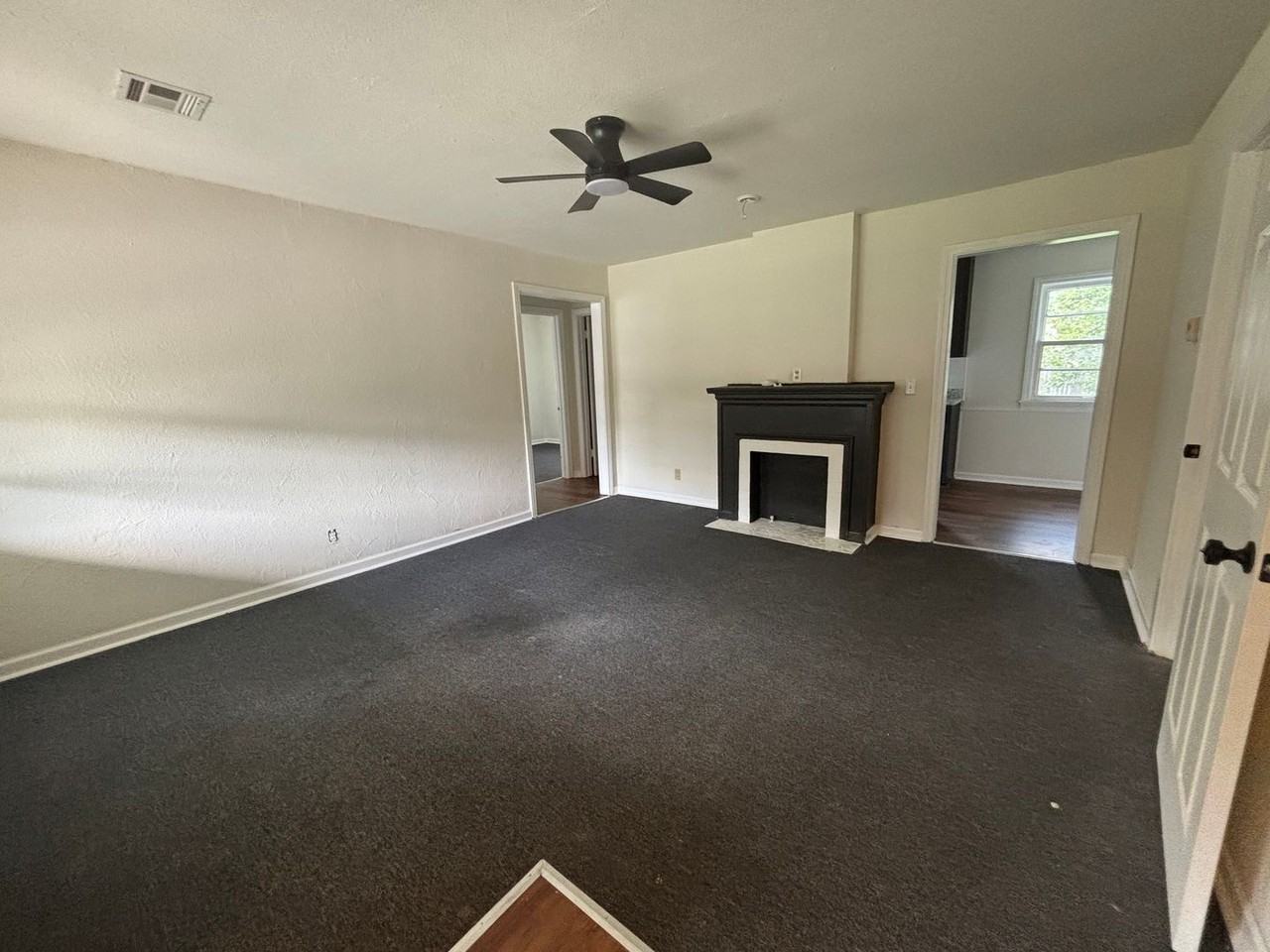 2527 S Hydraulic St - Photo 2 of 9