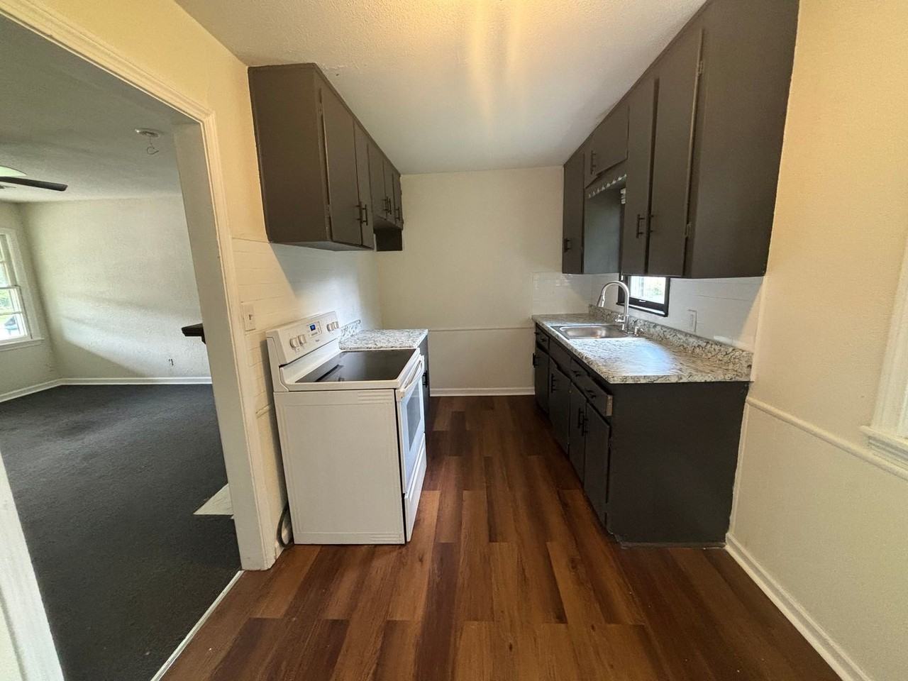 2527 S Hydraulic St - Photo 5 of 9