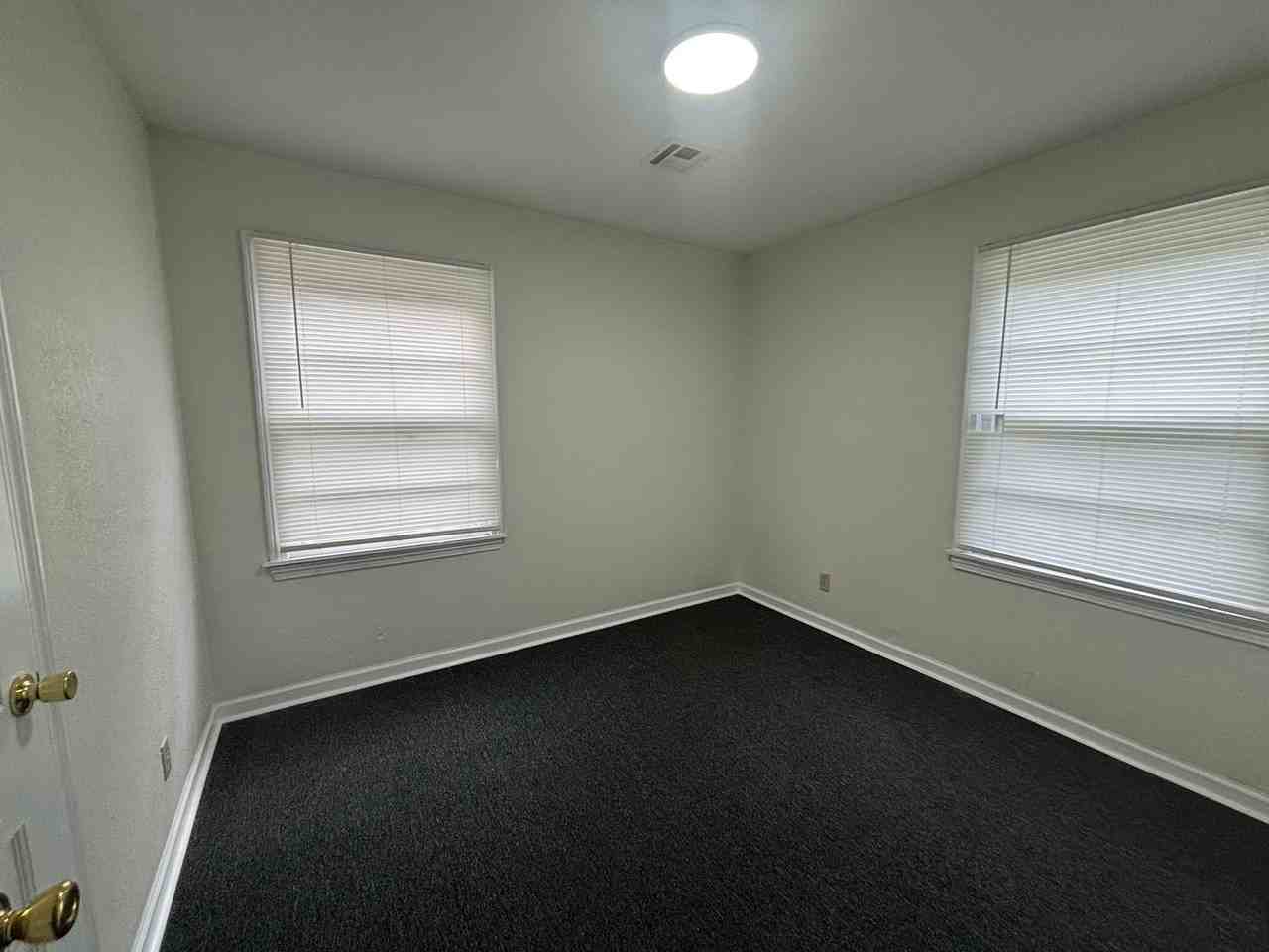 2527 S Hydraulic St - Photo 7 of 9