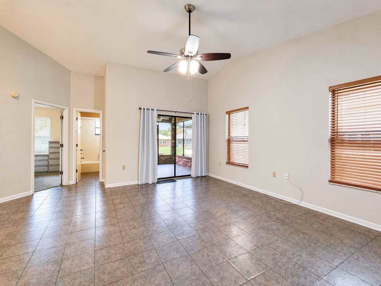 614 Lake Carolyn Cir - Photo 4 of 15