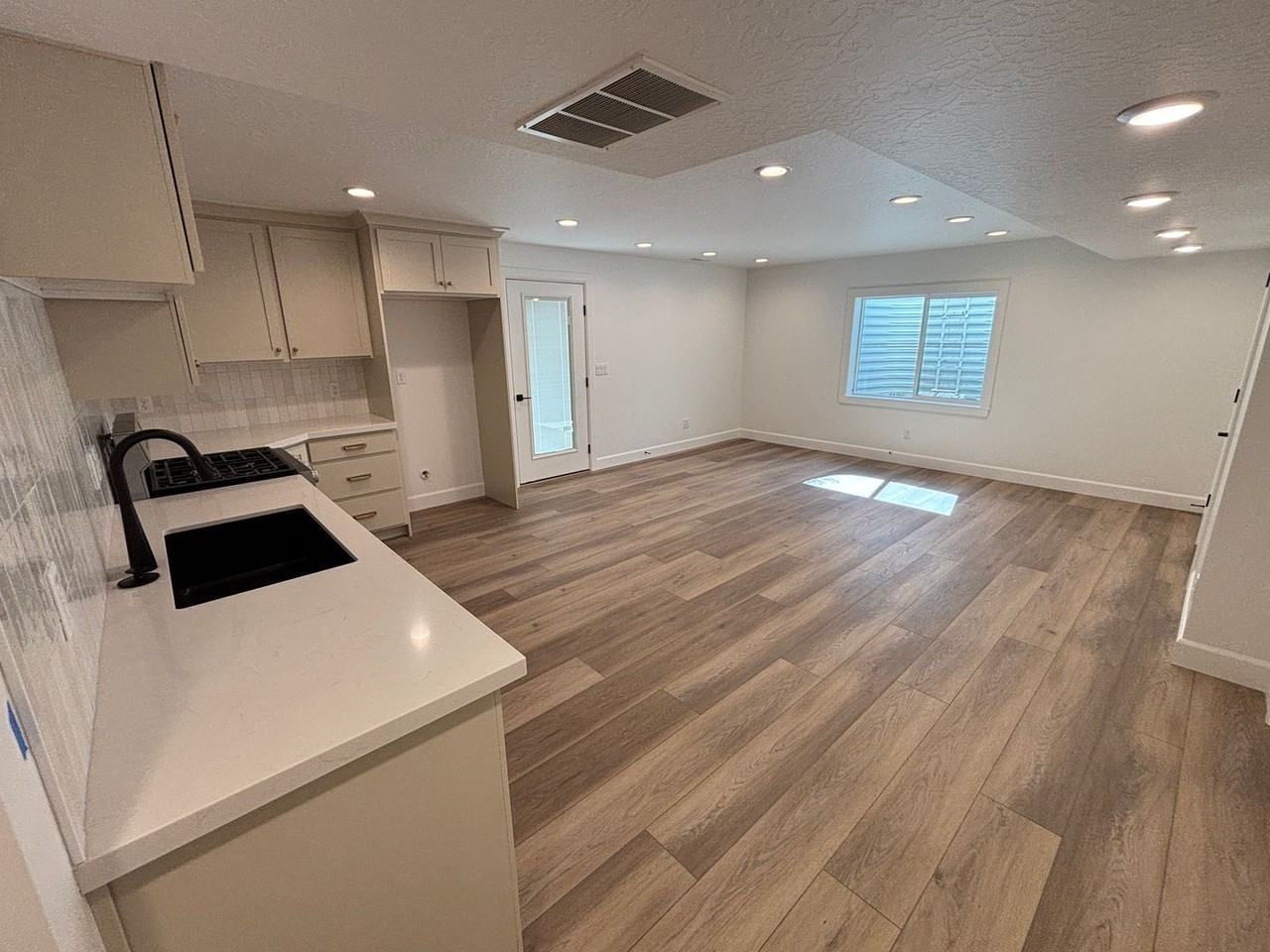 1063 W Chokecherry St - Photo 4 of 13