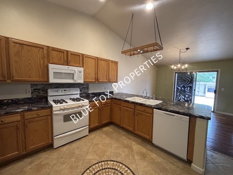3149 S Quinn Dr - Photo 3 of 29