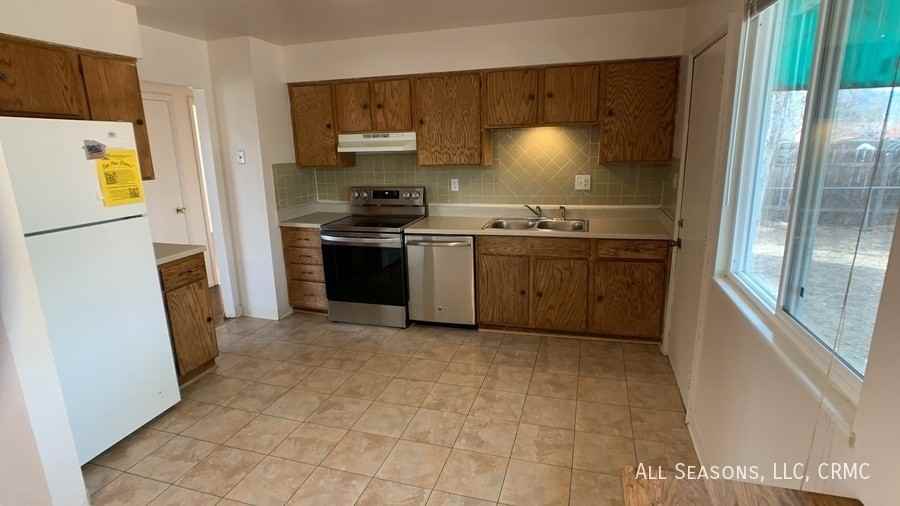 343 Rosewood Dr - Photo 3 of 8