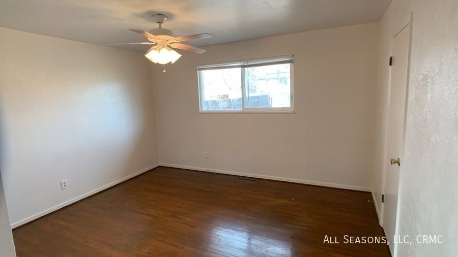 343 Rosewood Dr - Photo 4 of 8