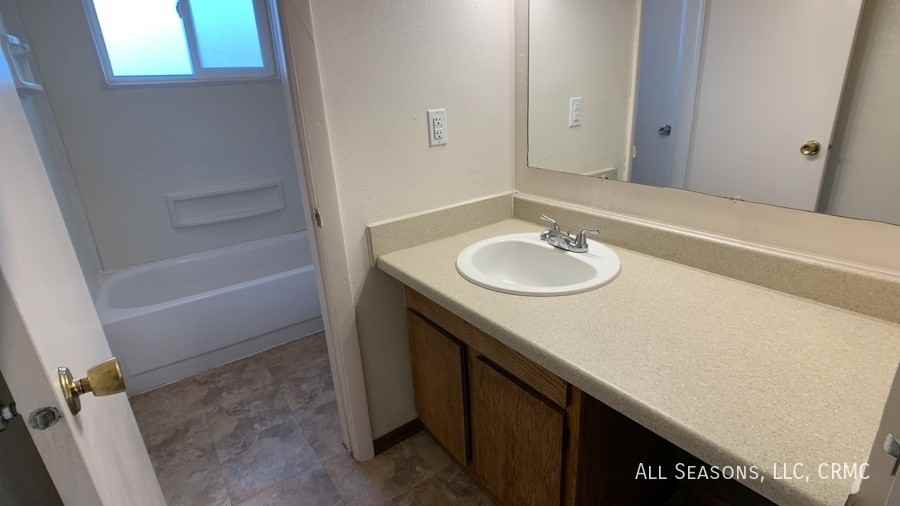 343 Rosewood Dr - Photo 5 of 8