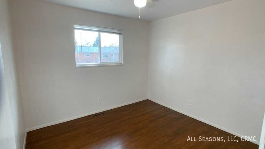 343 Rosewood Dr - Photo 7 of 8