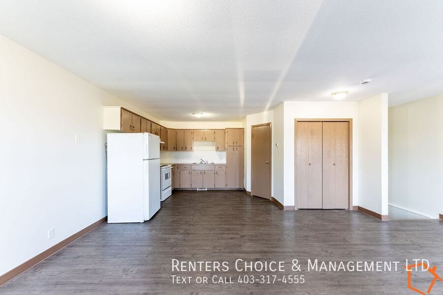 5205 7-5205 57 St - Photo 3 of 12