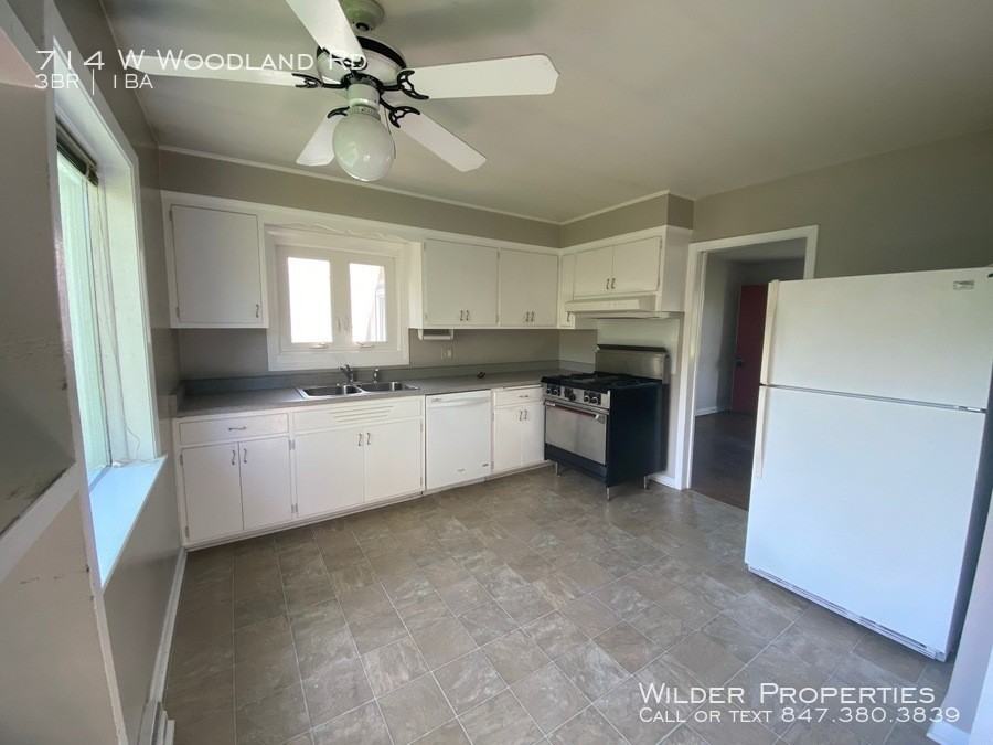 714 W Woodland Rd - Photo 3 of 7