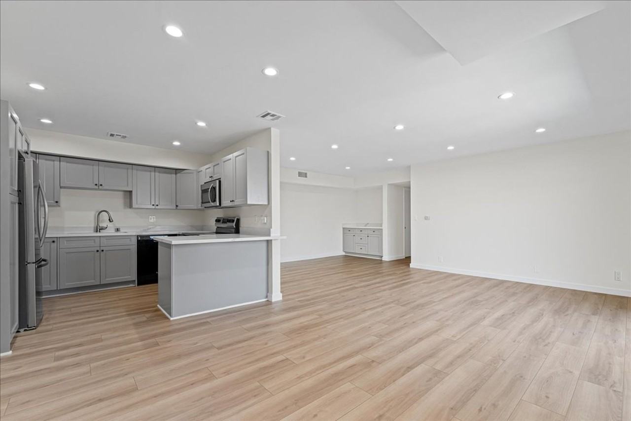 17424 Burbank Blvd #205
