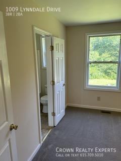 1009 Lynndale Dr - Photo 2 of 11