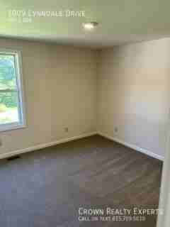 1009 Lynndale Dr - Photo 3 of 11