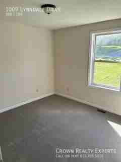 1009 Lynndale Dr - Photo 4 of 11