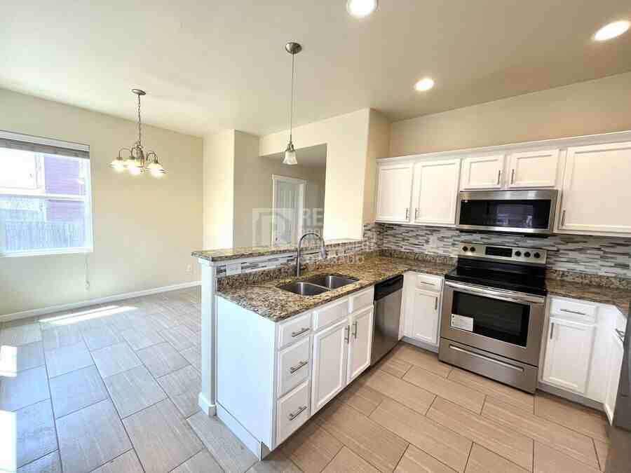 4983 Dovetail Ln - Photo 4 of 15