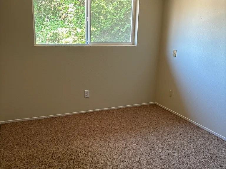 1634 S Kent Des Moines Rd #D - Photo 3 of 15