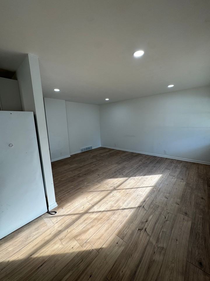 312 Phyllis Ave - Photo 2 of 6