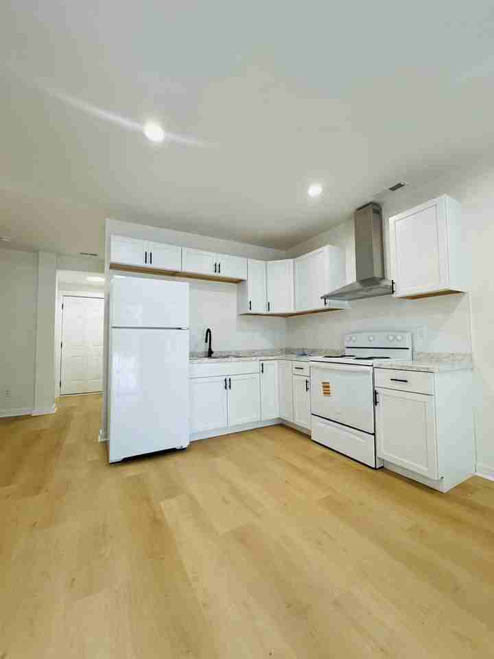 525 Smith St - Photo 3 of 20