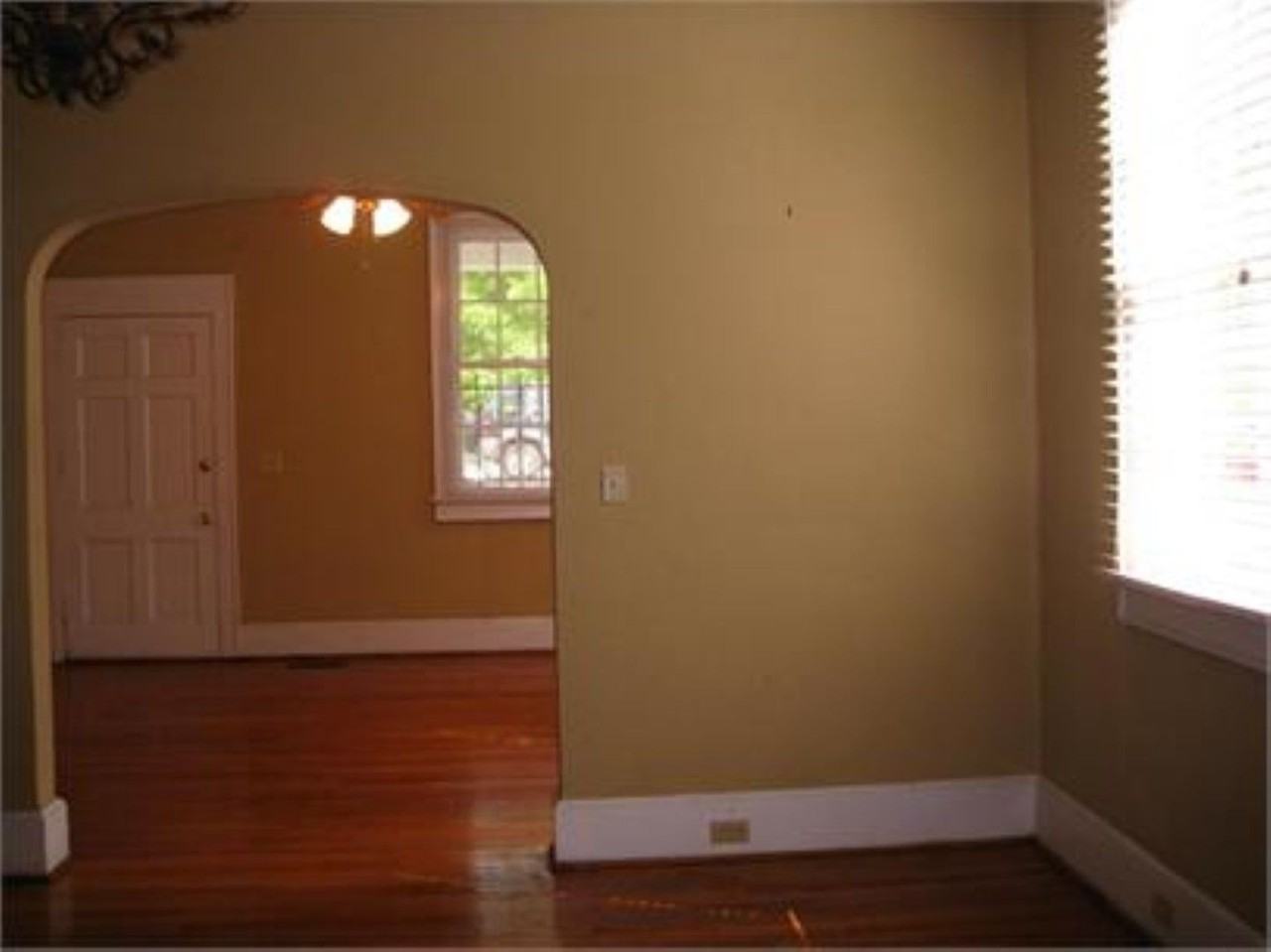 2210 College St - Photo 4 of 9