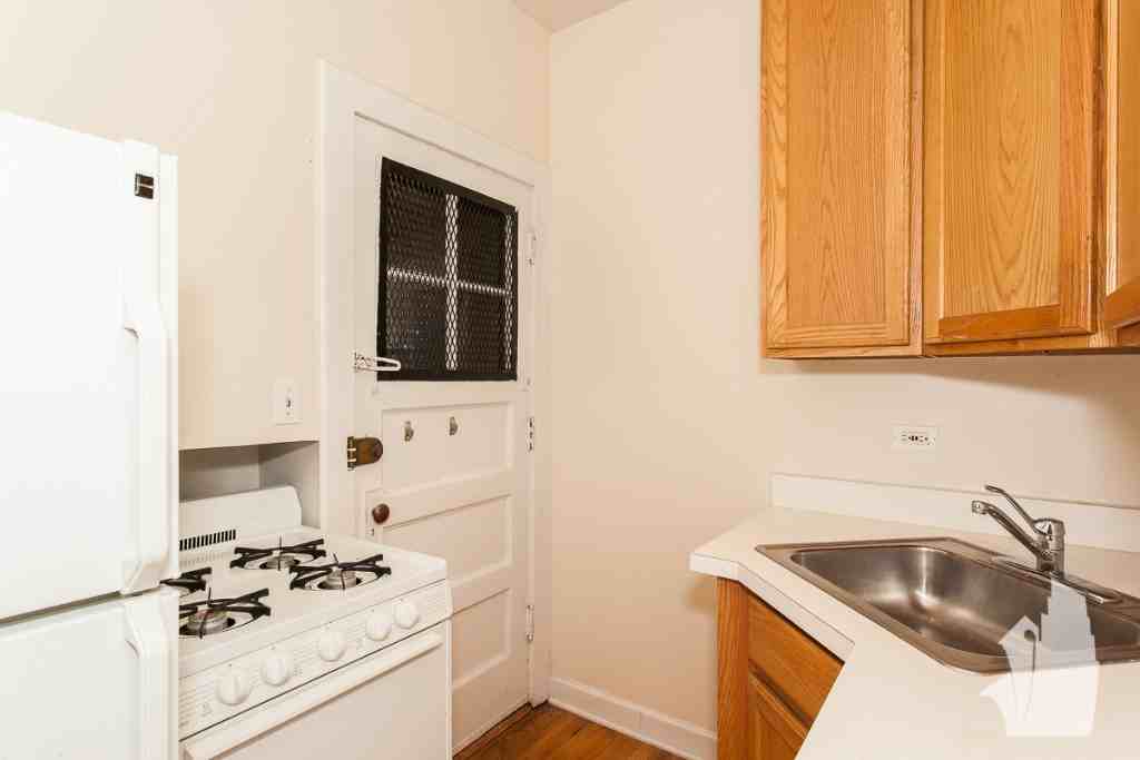 3918 N Pine Grove Ave #2 - Photo 5 of 8