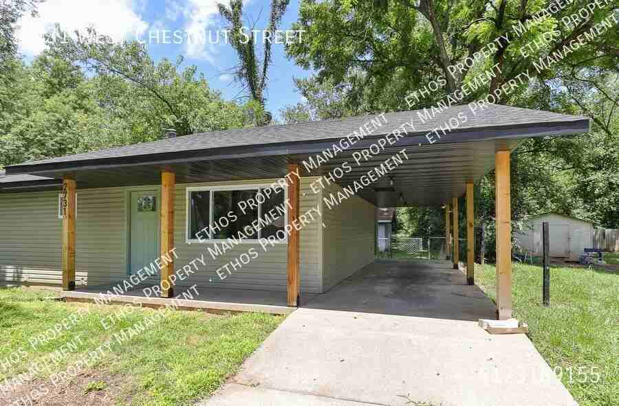 2731 W Chestnut St - Photo 2 of 15