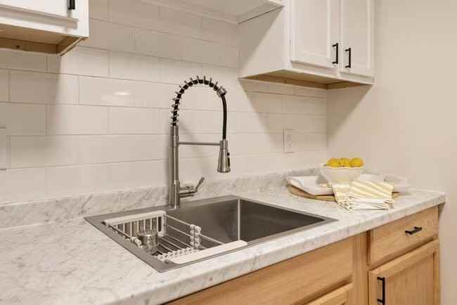 4320 Arlington Cir #6-6K - Photo 6 of 16