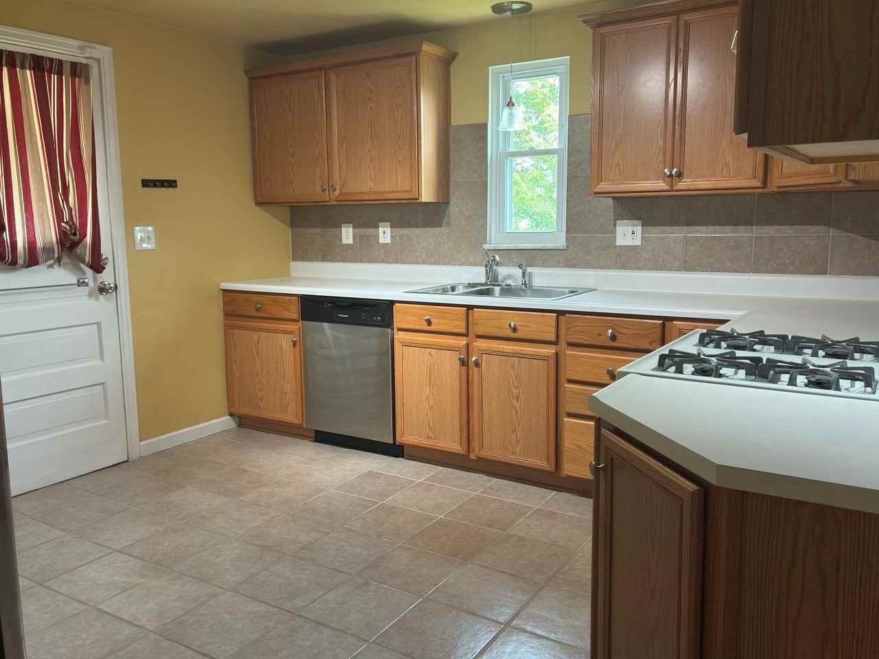 211 Verdant St - Photo 4 of 23