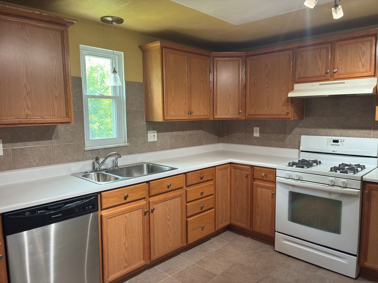 211 Verdant St - Photo 5 of 23
