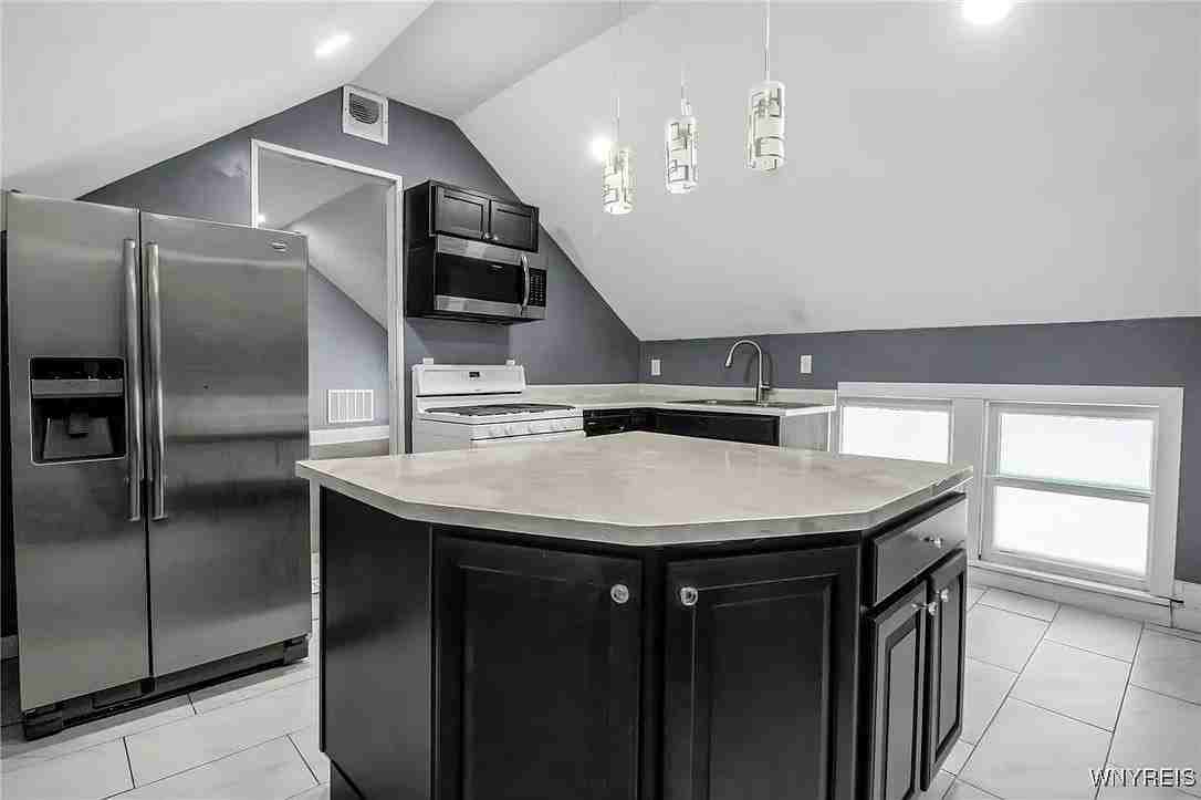 199 Amber St - Photo 2 of 14